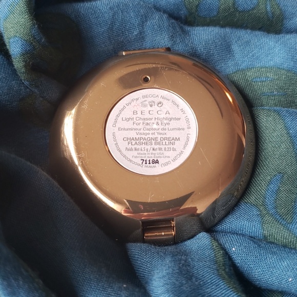 Becca highlighter for face and eyes - Picture 3 of 3